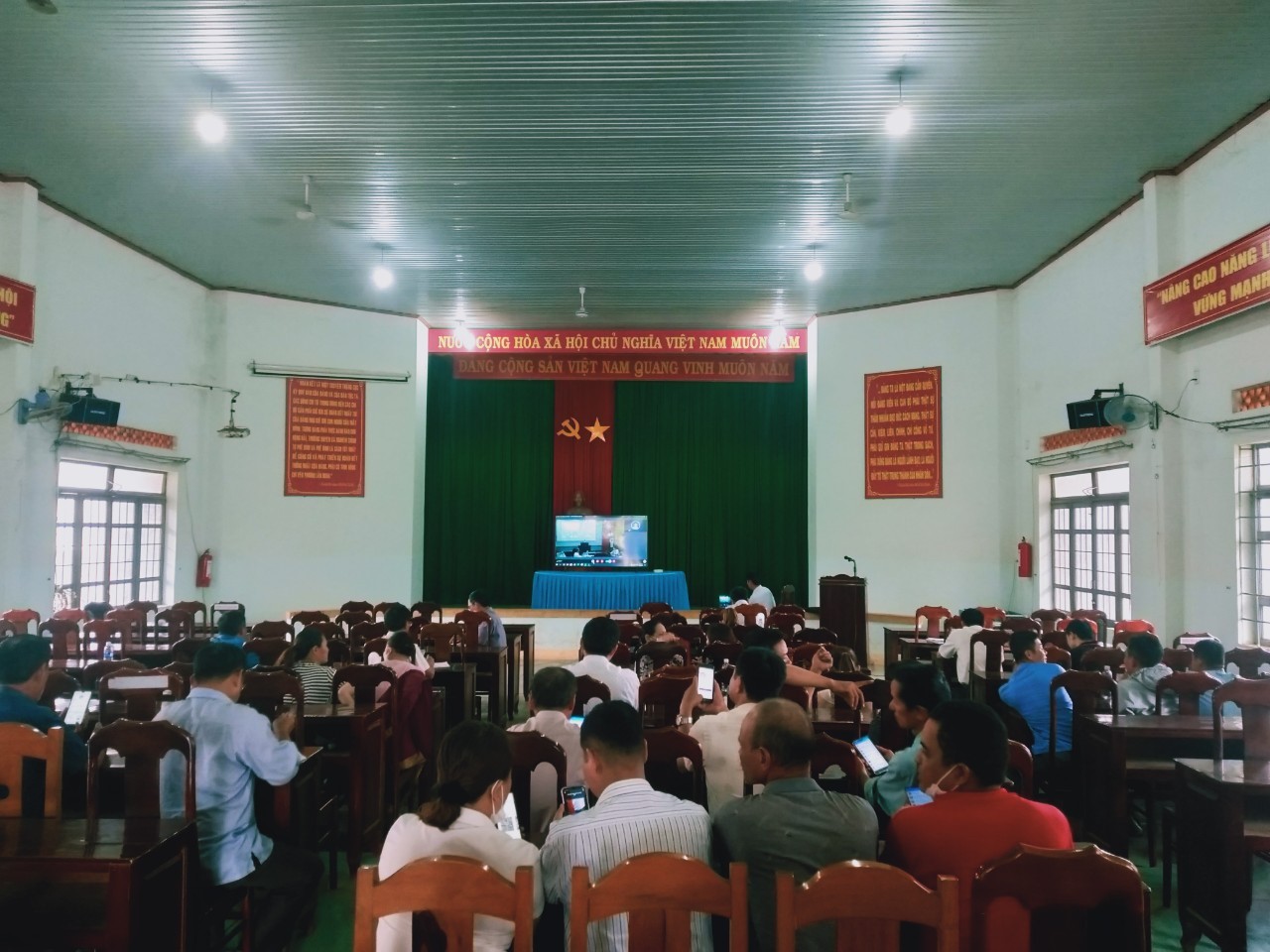 Xã Ea Yông tham gia Chương trình bồi dưỡng, tập huấn kỹ năng số cho Tổ Công nghệ số cộng đồng tại các thôn, buôn
